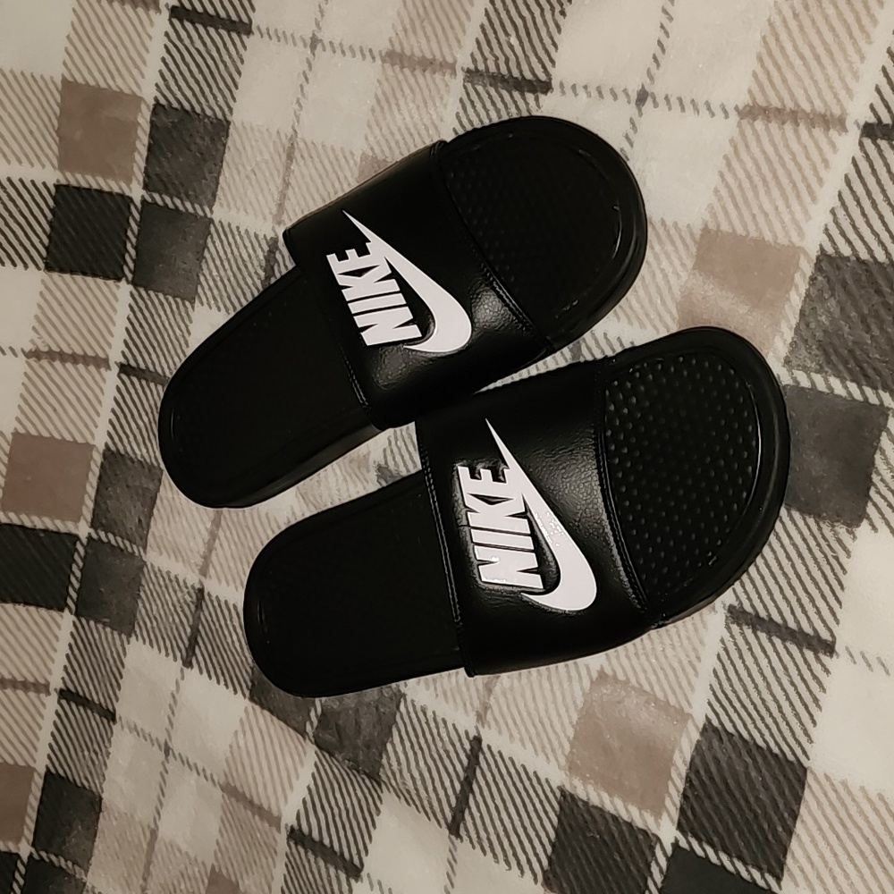 🎱 men's Nike slides 🎱